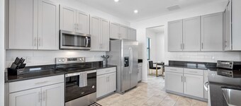 Luxury Modern Villa w/ Pool, Jacuzzi & Amenities!