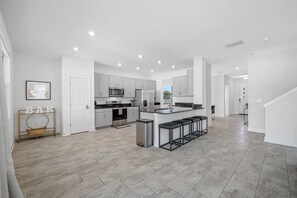 Fridge, microwave, oven, coffee/tea maker - Luxury Modern Villa w/ Pool, Jacuzzi & Amenities! (Tampa)