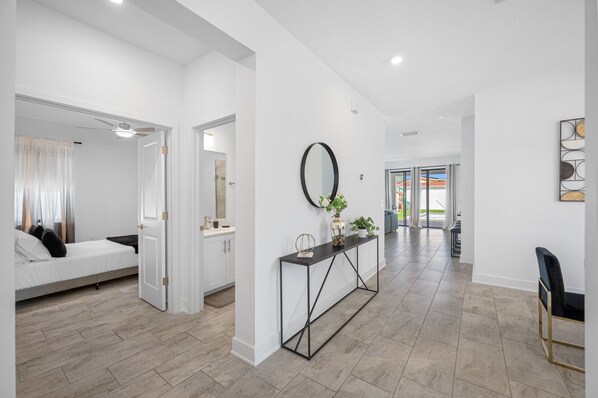 6 bedrooms, laptop workspace, iron/ironing board, free cots/infant beds - Luxury Modern Villa w/ Pool, Jacuzzi & Amenities! (Tampa)