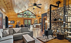 TV connectée, cheminée, jeux vidéo, écrans d'ordinateur