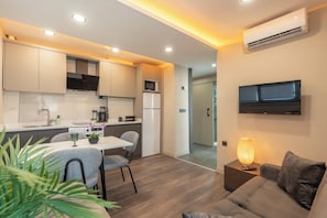 Family Twin Room | Living area | 70-cm Smart TV with satellite channels - Doqu Suites Hotel (Konyaalti)