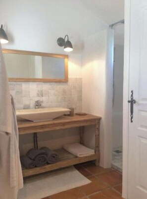 Haartrockner, Seife, Toilettenpapier