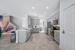 Studio (6 Bedrooms) | Private kitchen | Fridge, microwave, oven, stovetop - New-6br Discovilla- Sleeps16 Heated Pool & More (Tampa)