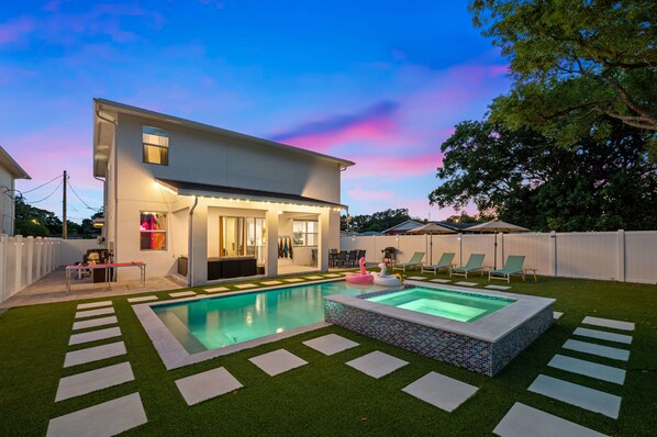 Outdoor pool - New-6br Discovilla- Sleeps16 Heated Pool & More (Tampa)