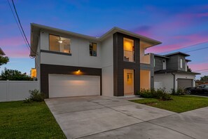 Exterior - Luxury Home w Heated Pool, Gym, Playground & More! (Tampa)