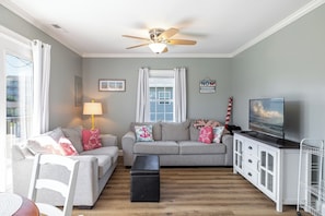 Smart TV - Pelican's Nest - Soundside, 5 min to beach, 2BR 1BA, Atlantic Beach (Atlantic Beach)