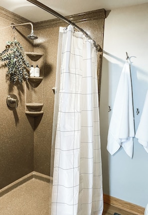 Dusche, Haartrockner, HandtĂŒcher, Seife