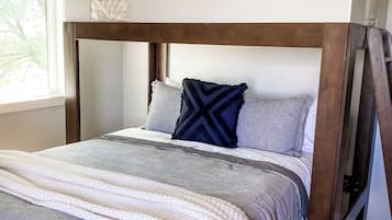 6 bedrooms, iron/ironing board, bed sheets