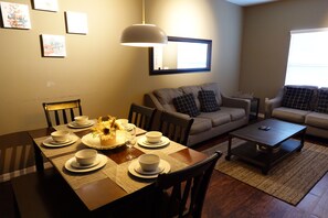 Dining - Beautiful, Spacious 3BD Townhome/W HotTub & Pool 15 mins from Disney!  (Kissimmee)