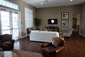 Interior - Beautiful, Spacious 3BD Townhome/W HotTub & Pool 15 mins from Disney!  (Kissimmee)