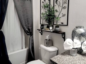 Ducha, secador de pelo, toallas, jabón