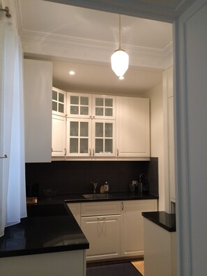 Kjøleskap, mikrobølgeovn, ovn og kokeplater