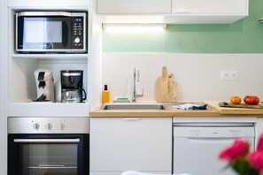 Kühlschrank, Mikrowelle, Ofen, Herdplatte