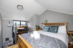 1 soverom, strykejern/-brett, reiseseng for barn og sengetøy