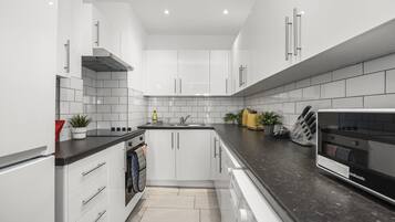 Kühlschrank, Mikrowelle, Geschirrspüler, Toaster