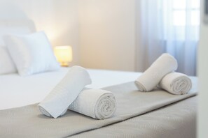 2 bedrooms, iron/ironing board, travel crib, WiFi - Brand new, faboulous, next to shopping center (Split)