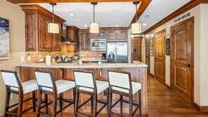 コンドミニアム (Luxury 2 Bedroom Residence at The Vai) | 専用キッチン | 調理器具と食器