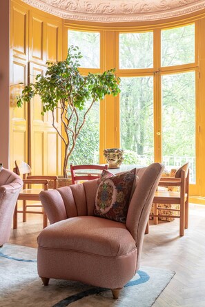 TV - Belsize Park Gardens by onefinestay (London)