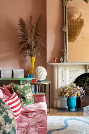 TV - Belsize Park Gardens by onefinestay (London)