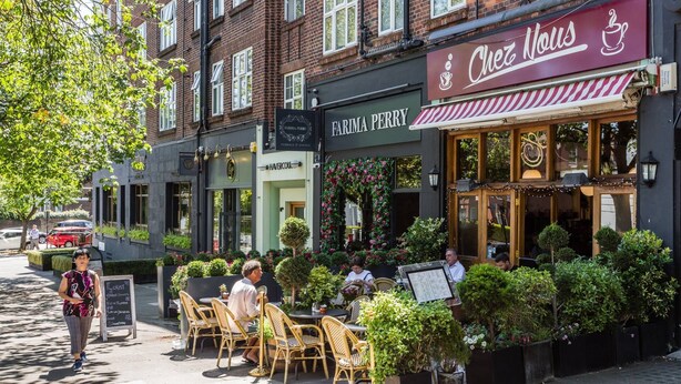 A street view with outdoor seating at a cafe named 'Chez Nous'. - Belsize Park Gardens by onefinestay (London)