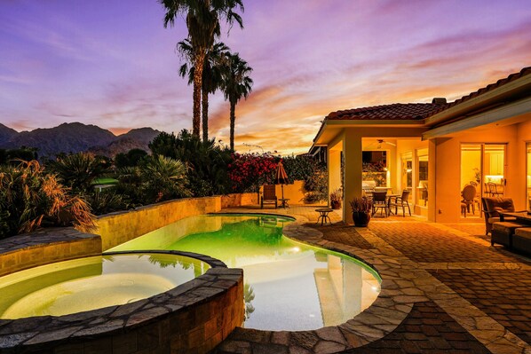 Een verwarmd zwembad