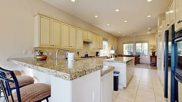 冷蔵庫、電子レンジ、オーブン、コンロ