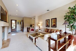 TV, peis, DVD-spiller og bøker