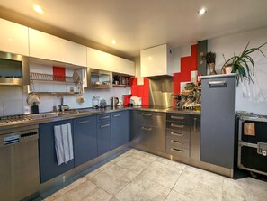 Fridge, microwave, oven, stovetop - Beau Duplex Artistique Avec vue sur le Canal (Saint-Denis)