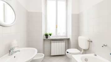 Appartamento | Bagno | Soffione a pioggia, set di cortesia gratuito, asciugacapelli, bidet