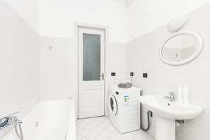 Διαμέρισμα | Μπάνιο | Ντους βροχής, δωρεάν προϊόντα προσωπικής περιποίησης, πιστολάκι μαλλιών