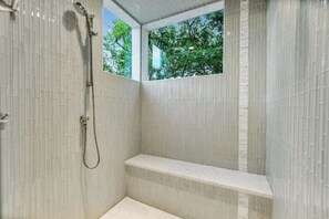 Shower, hair dryer - Villa Tranquila and South Congress (Austin)