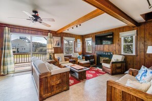 Televisie, een dvd-speler en een stereo