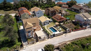 Un quartier résidentiel avec des maisons, une piscine et un port de plaisance.