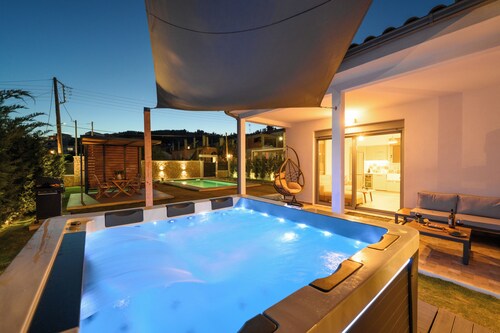 Rustic Charm Villa with Private Pool ,Hot Tub and 3 minutes walk to the beach