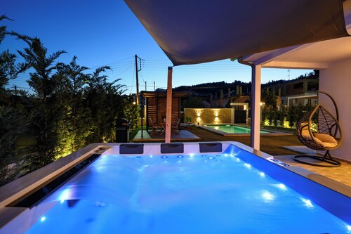 Rustic Charm Villa with Private Pool ,Hot Tub and 3 minutes walk to the beach