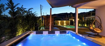 Rustic Charm Villa with Private Pool ,Hot Tub and 3 minutes walk to the beach