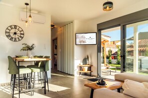 Dining - Rustic Charm Villa with Private Pool ,Hot Tub and 3 minutes walk to the beach (Corfu)