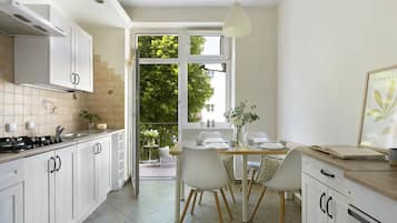 Full-size fridge, stovetop, cookware/dishes/utensils, freezer