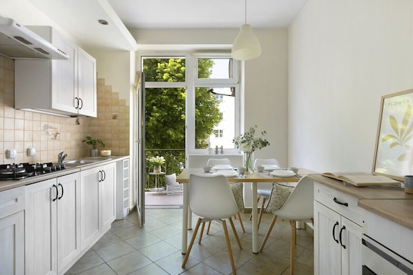 Kjøleskap, kokeplater, kjøkkenutstyr og fryser