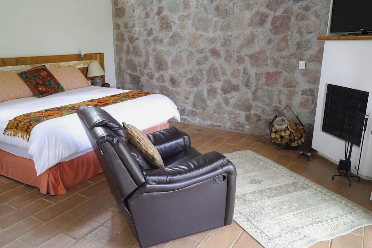 Baita, vista giardino | 1 camera, una scrivania, Wi-Fi gratuito