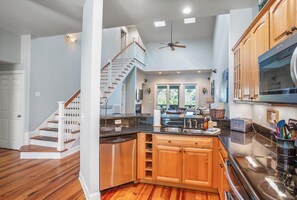 Maison, plusieurs lits, patio, vue plage | Cuisine privée