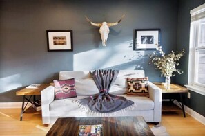 Living area - Incredible Oasis- Walk and Shop, SXSW, Nightlife!!

 (Austin)