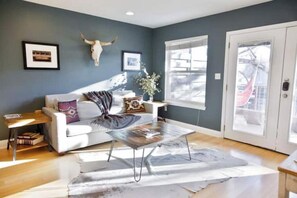 Living area - Incredible Oasis- Walk and Shop, SXSW, Nightlife!!

 (Austin)