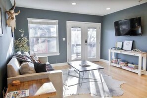 Living area - Incredible Oasis- Walk and Shop, SXSW, Nightlife!!
(Austin)