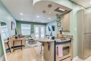 Interior - ★Central Urban Retreat★Patio★Walk nightlife/SXSW!
(Austin)