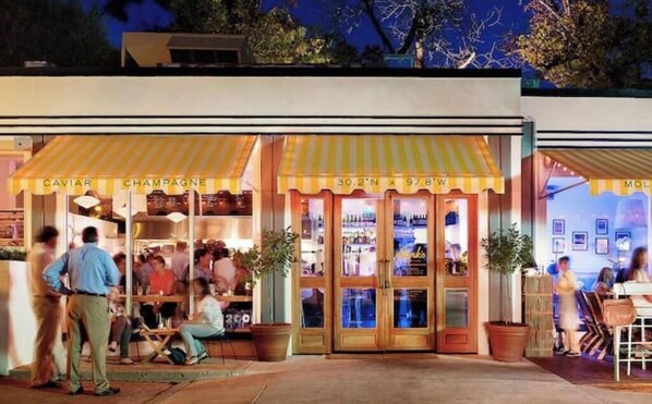 Outdoor dining - ★Central Urban Retreat★Patio★Walk nightlife/SXSW!
(Austin)