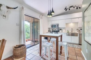 Private kitchen - Downtown Treetop Hideaway- SXSW, 6th St, UT Campus

 (Austin)