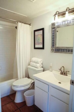 タオル、石鹸、トイレットペーパー