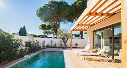 Magnificent villa with swimming pool, close to the sea and golf course