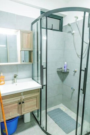 Apartemen Deluks | Kamar mandi | Perlengkapan mandi gratis dan sandal